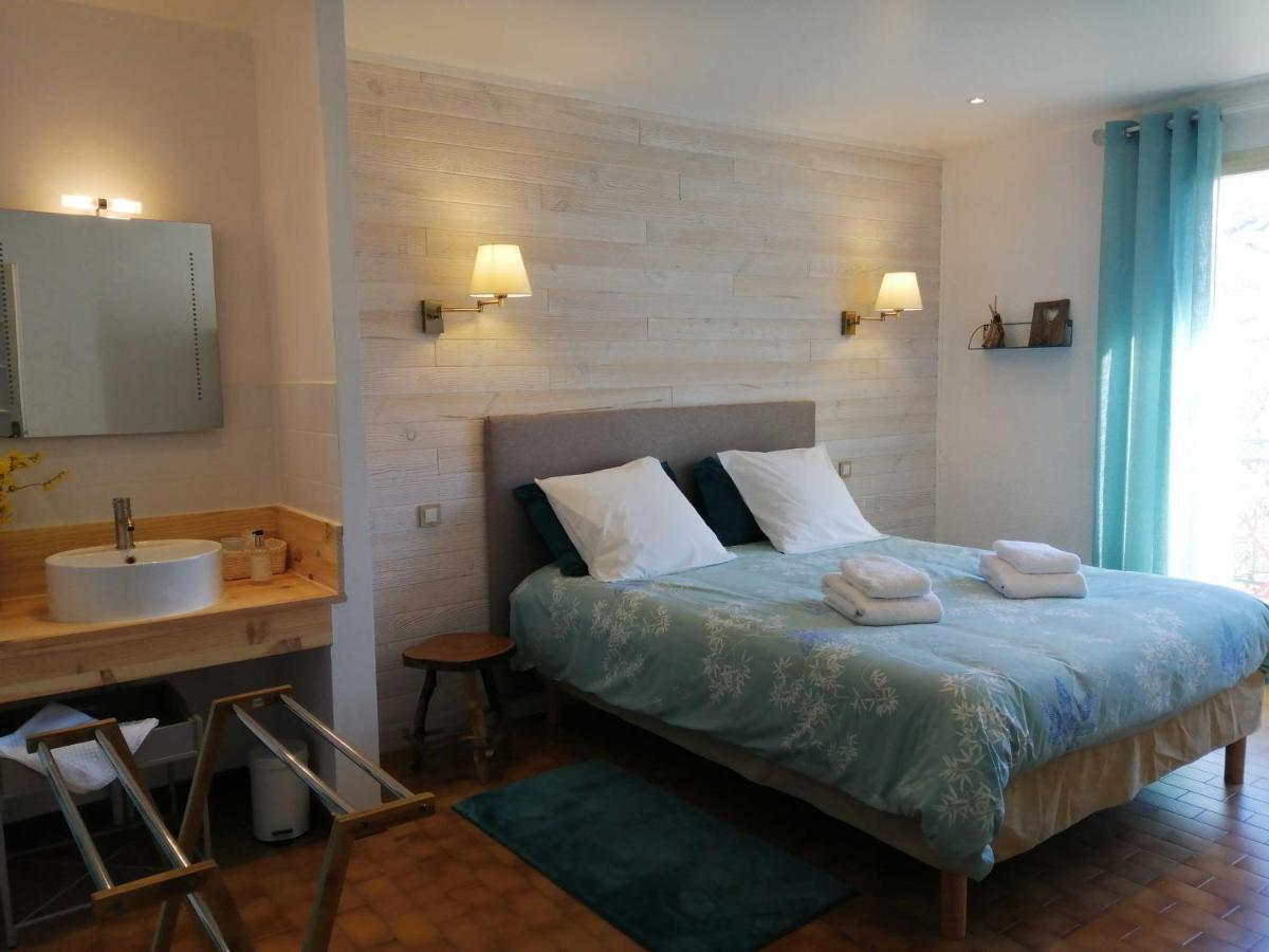 Bed and Breakfast Alabrena Feneyrols Екстер'єр фото